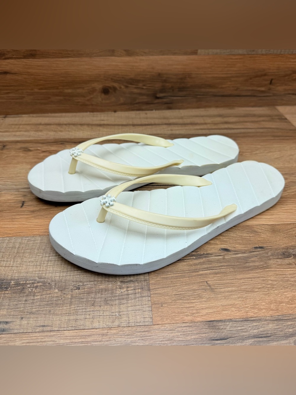 Tory Burch size 9 White and Cream Simple Flip Flop Sandals - Picture 2 of 7
